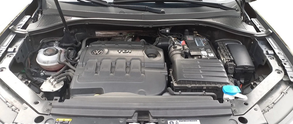 Volkswagen Tiguan cena 102000 przebieg: 120000, rok produkcji 2018 z Bytów małe 92